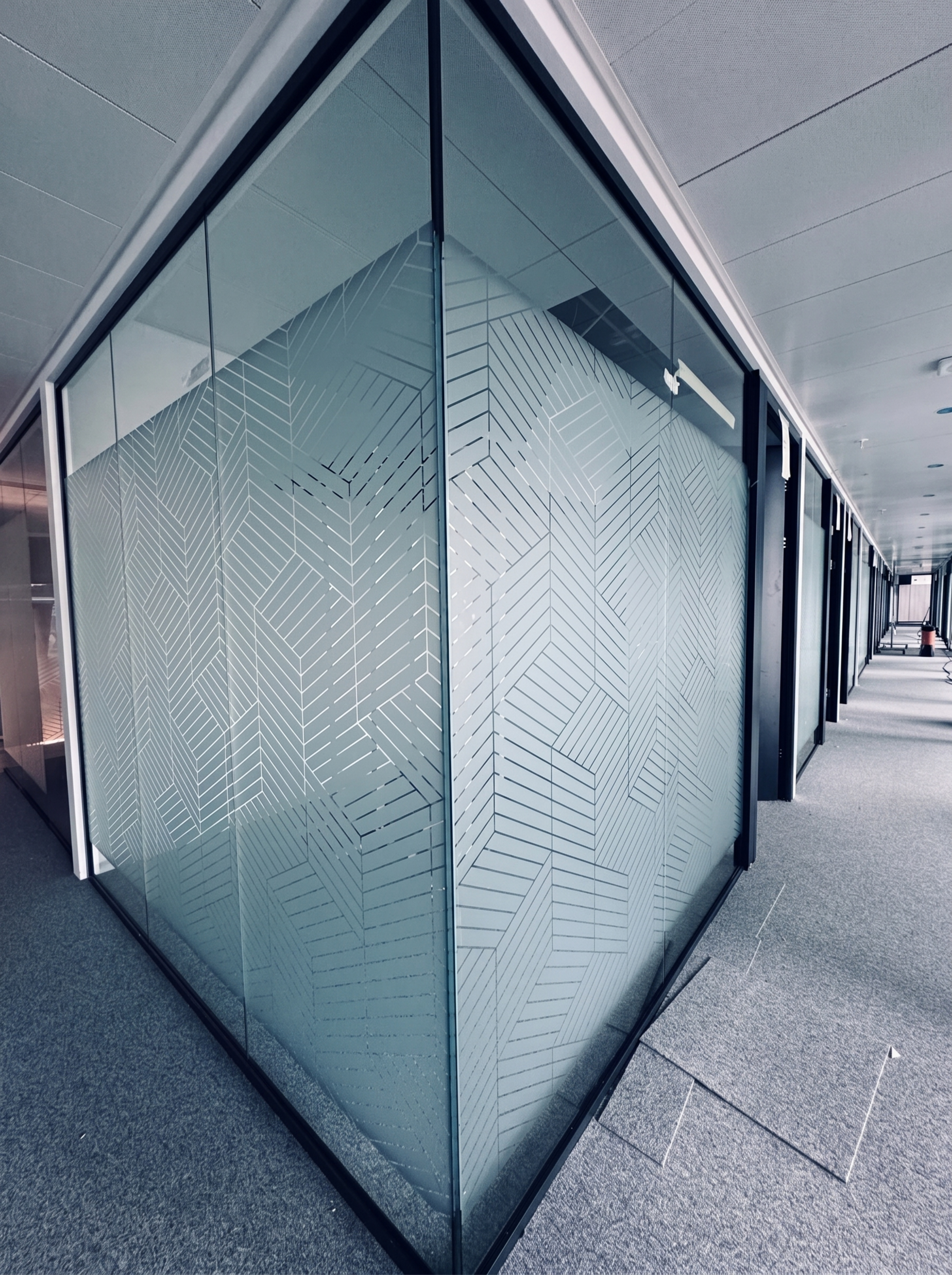 Cloison vitrée bureau avec film dépoli motif géométrique — HF Vitro vitrophanie Suisse romande